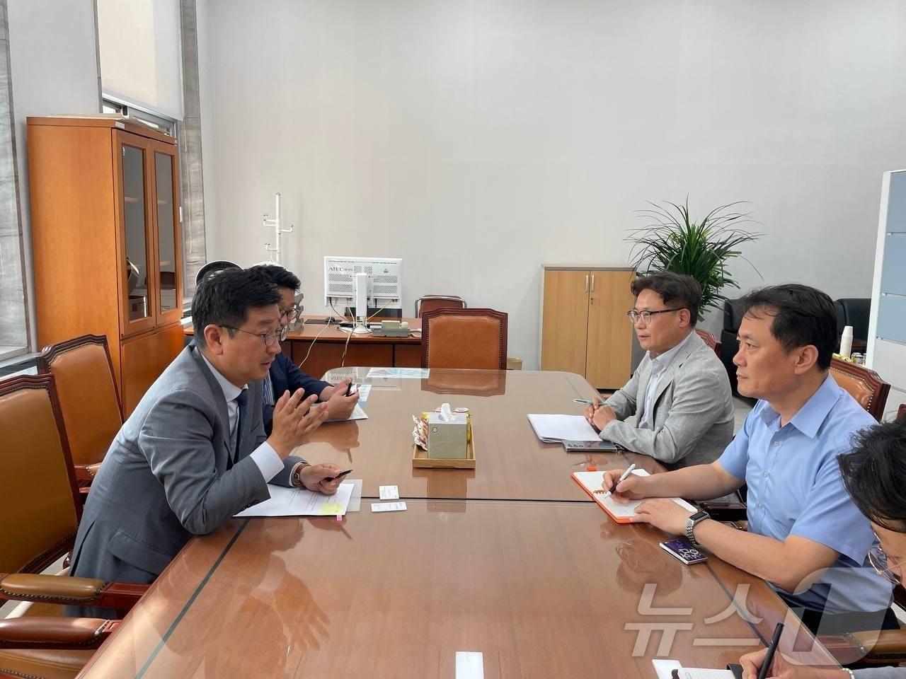 본문 이미지 - 더불어민주당 김태선(울산 동구) 의원이 지난 27일 국회에서 GS자이S&D 임원진을 만나 아파트 하자 보수 문제를 논의했다. (의원실 제공)