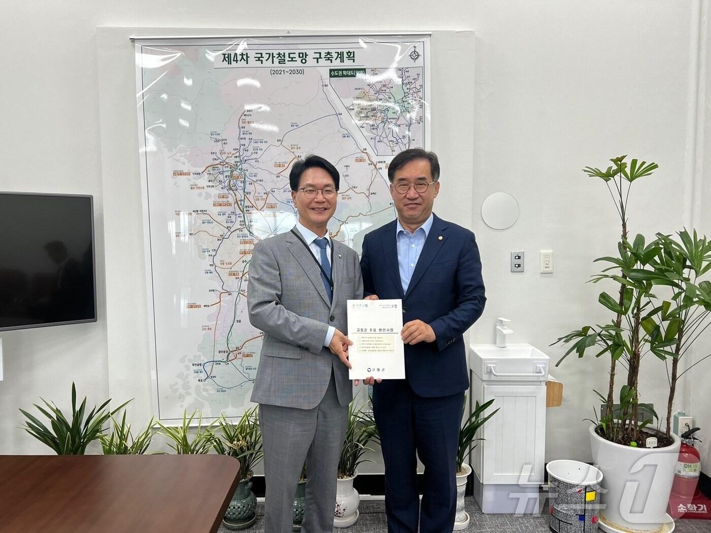 본문 이미지 - 심덕섭 고창군수(왼쪽)가 맹성규 국회 국토교통위원장과 면담하고 지역현안사업을 건의하고 있다.(고창군 제공)2024.6.27/뉴스1