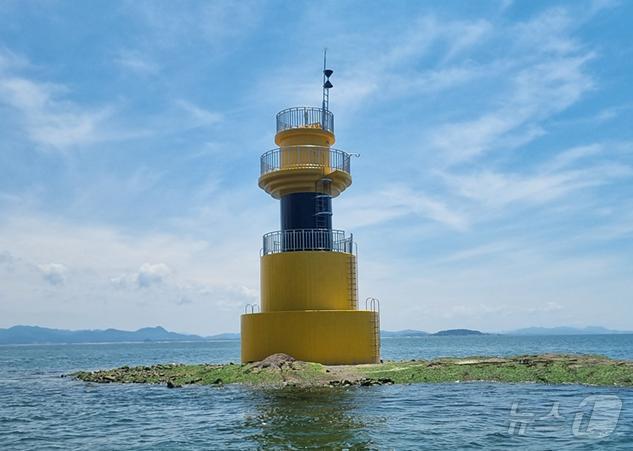 본문 이미지 - 전북자치도 부안군 모항에 설치된 항로표지(군산해수청 제공) 2024.6.28/뉴스1