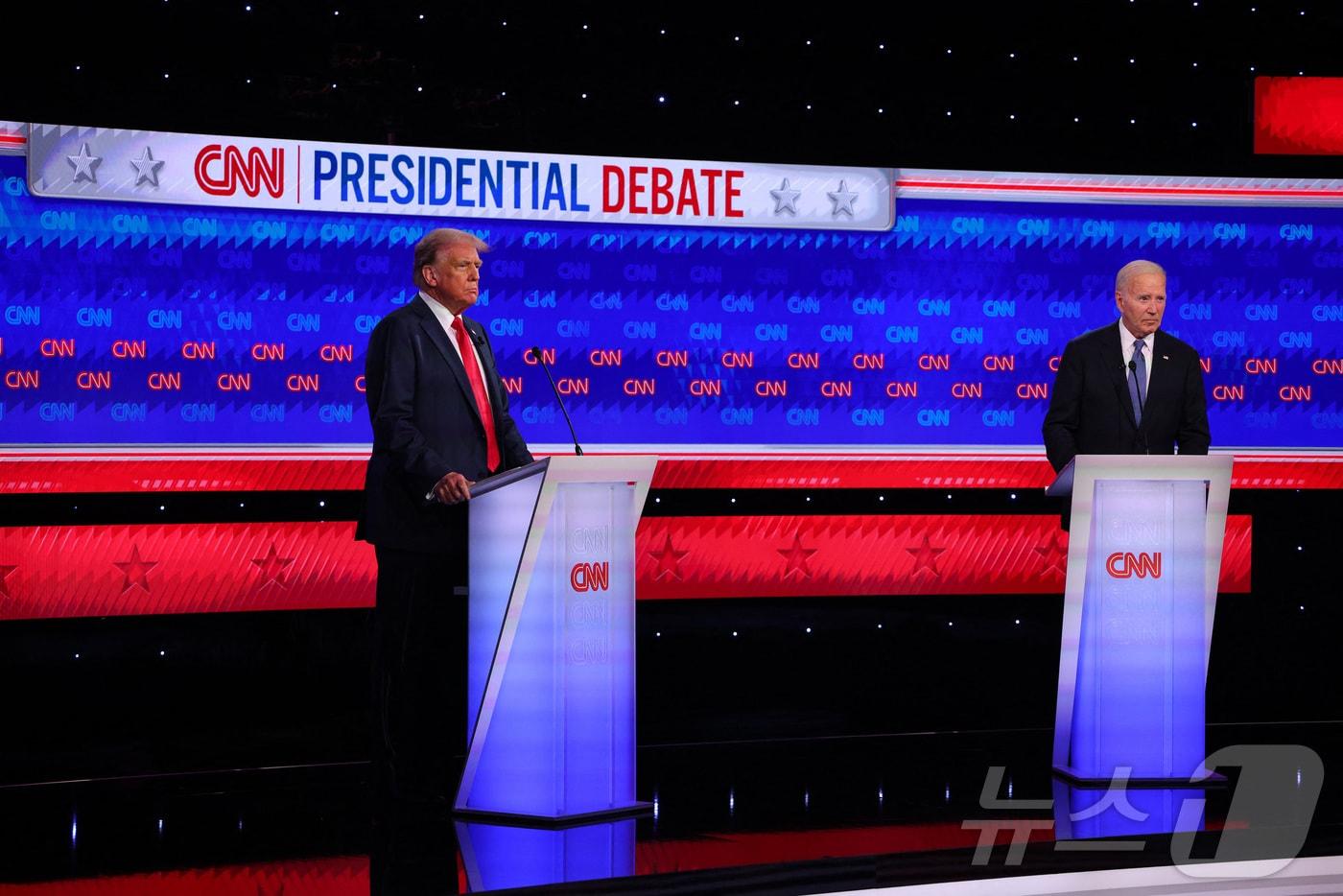27일(현지시간) 미국 애틀랜타 CNN 스튜디오에서 대선 후보 첫 토론회가 열린 가운데, 조 바이든 미국 대통령과 도널드 트럼프 전 미국 대통령이 연단에 서 있다. 2024.06.27 ⓒ 로이터=뉴스1 ⓒ News1 임여익 기자
