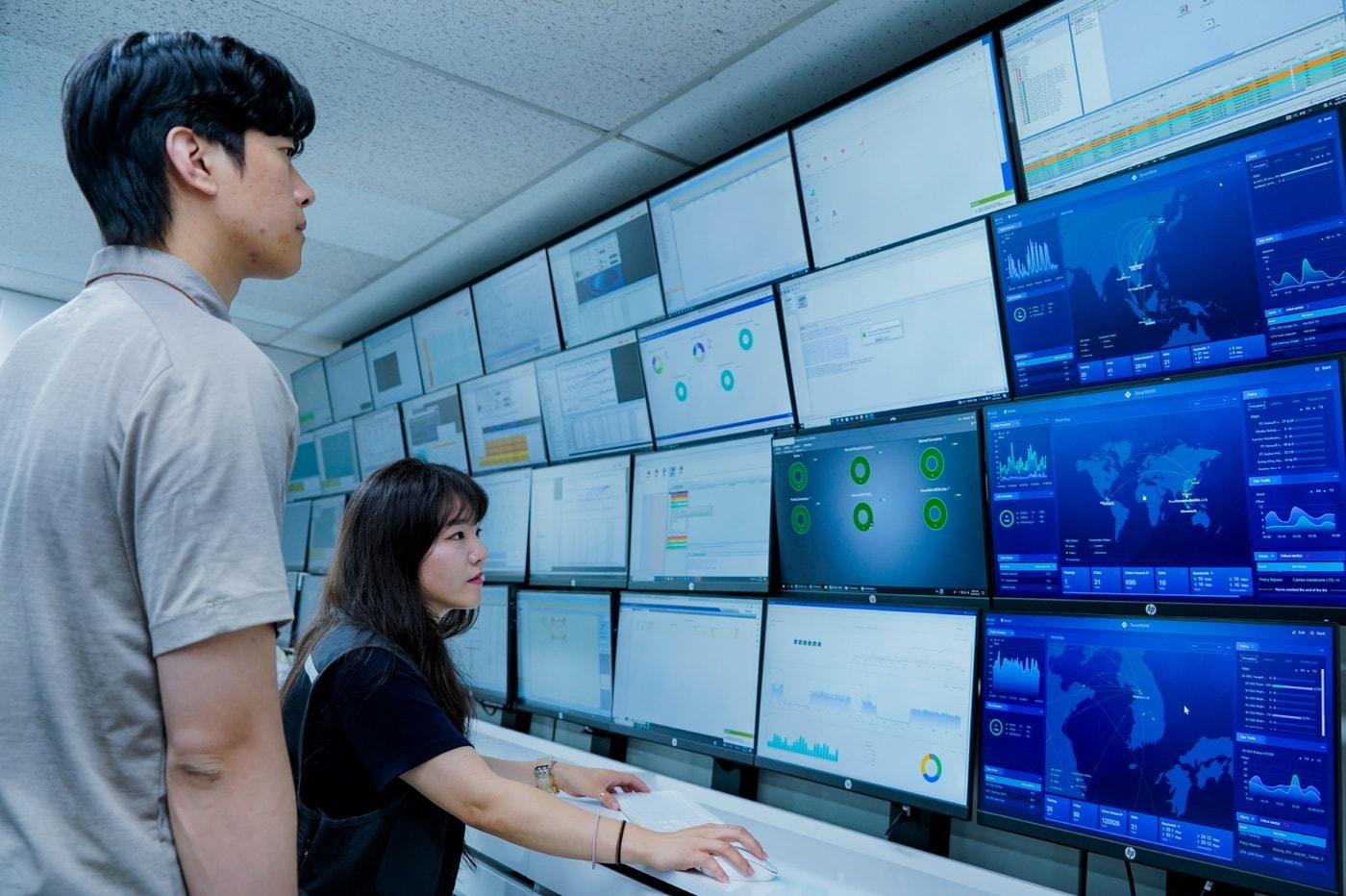 본문 이미지 - 직원들이 동작종합통신센터에서 'SmartWAN' 서비스 화면을 모니터링 중이다.(SK브로드밴드 제공)