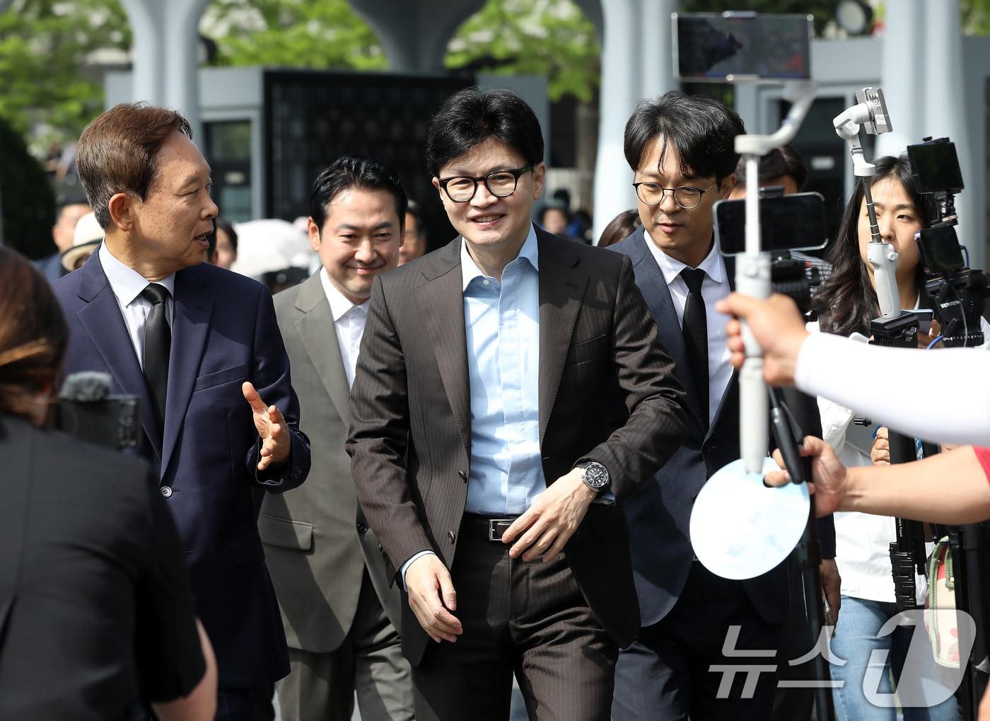 본문 이미지 - 국민의힘 당권주자인 한동훈 전 비상대책위원장이 28일 오전 부산 남구 유엔기념공원을 찾아 참배하기 위해 이동하고 있다. 2024.6.28/뉴스1 ⓒ News1 윤일지 기자