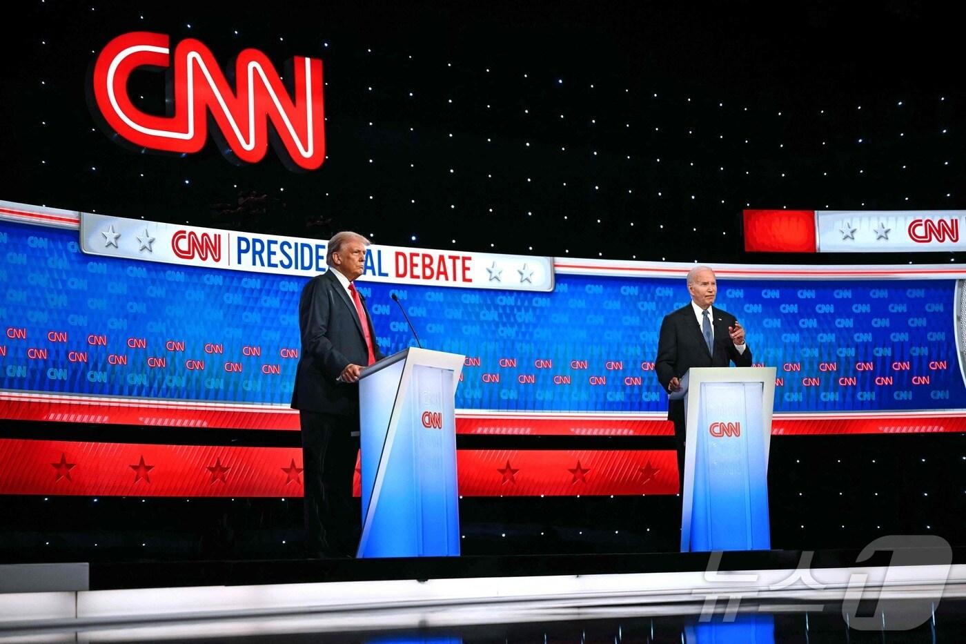 미국 민주당 후보인 조 바이든 대통령과 공화당 후보인 도널드 트럼프 전 대통령이 27일(현지시간) 조지아주 애틀랜타의 CNN 스튜디오에서 첫 TV 토론을 하고 있다. 2024.06.28 ⓒ AFP=뉴스1 ⓒ News1 우동명 기자