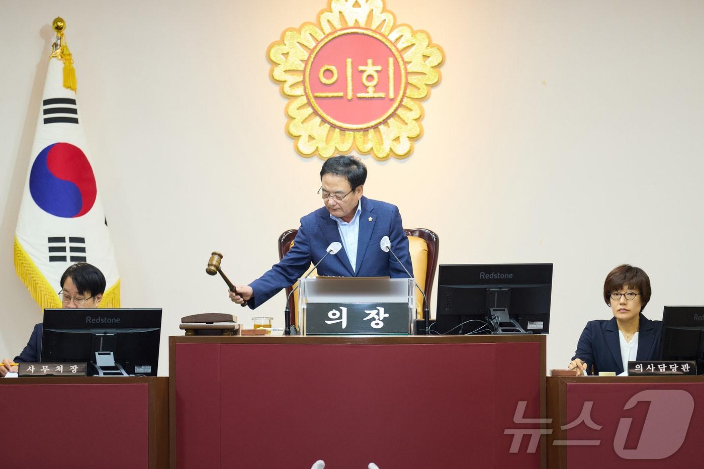 본문 이미지 - 9대 대구시의회 전반기 의사일정이 28일 제309회 정례회 5차 본회의를 끝으로 마무리됐다. 사진은 이만규 의장이 폐회를 선언하는 모습.(대구시의회 제공)