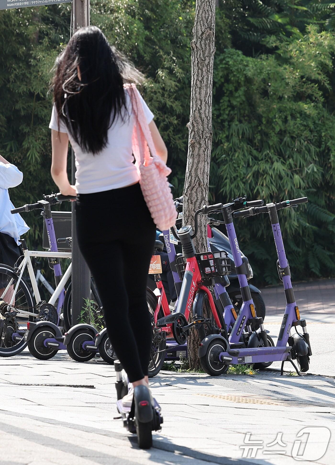 본문 이미지 -  서울 시내에 세워져 있는 개인형이동장치 모습. /뉴스1 ⓒ News1 김성진 기자