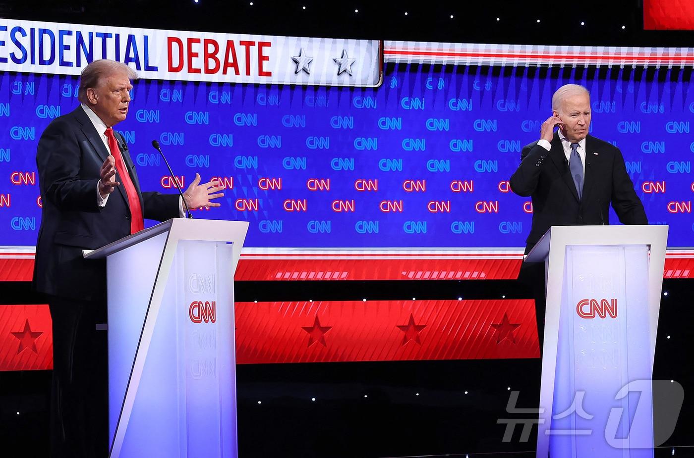 미국 민주당 후보인 조 바이든 대통령과 공화당 후보인 도널드 트럼프 전 대통령이 27일&#40;현지시간&#41; 조지아주 애틀랜타의 CNN 스튜디오에서 첫 TV 토론을 하고 있다. ⓒ AFP=뉴스1 ⓒ News1 임여익 기자