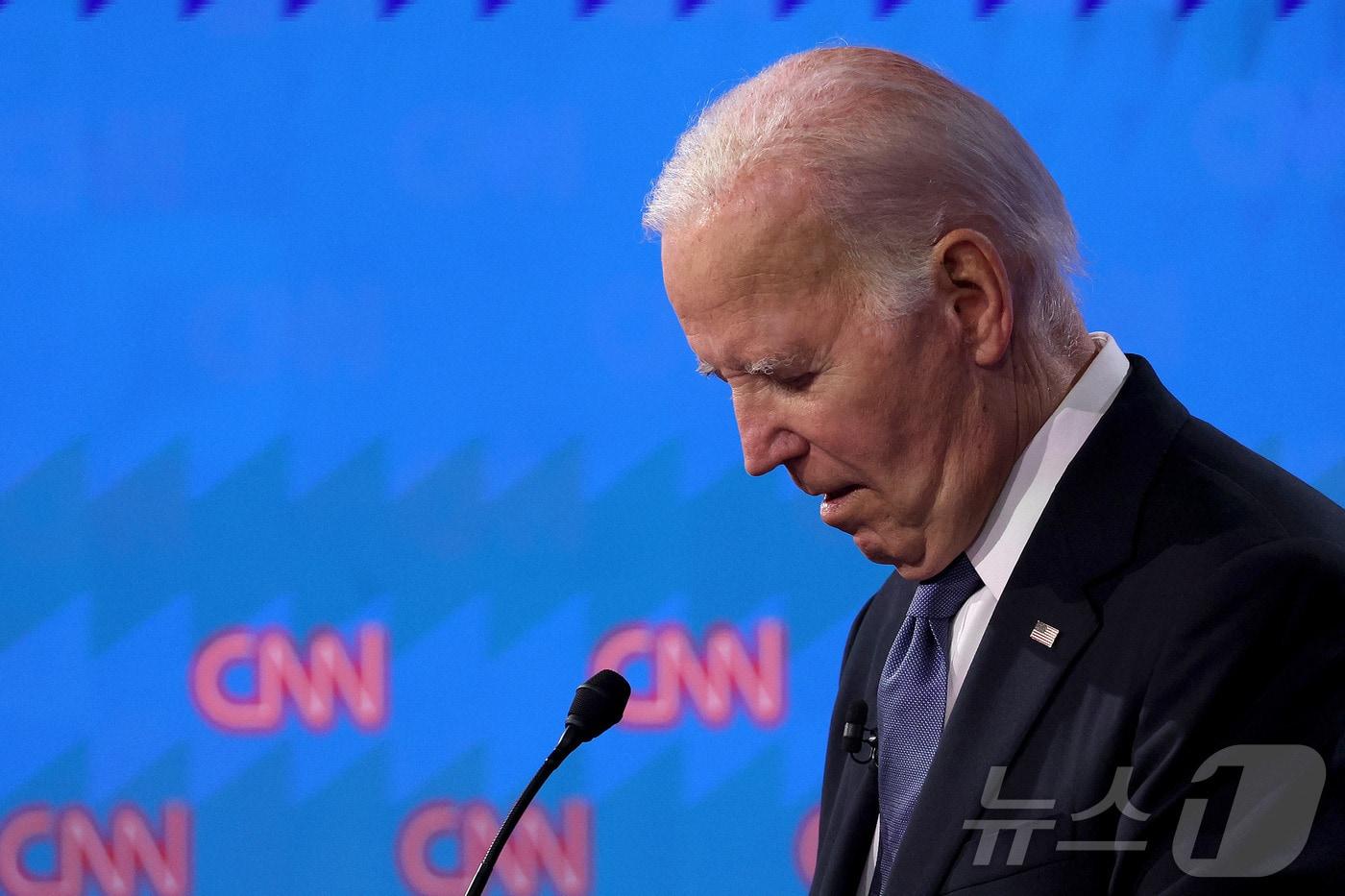 27일(현지시간) 미국 대선 후보 첫 토론회가 열린 가운데, 조 바이든 대통령이 아래쪽을 응시하고 있다. 2024.06.27 ⓒ AFP=뉴스1 ⓒ News1 임여익 기자