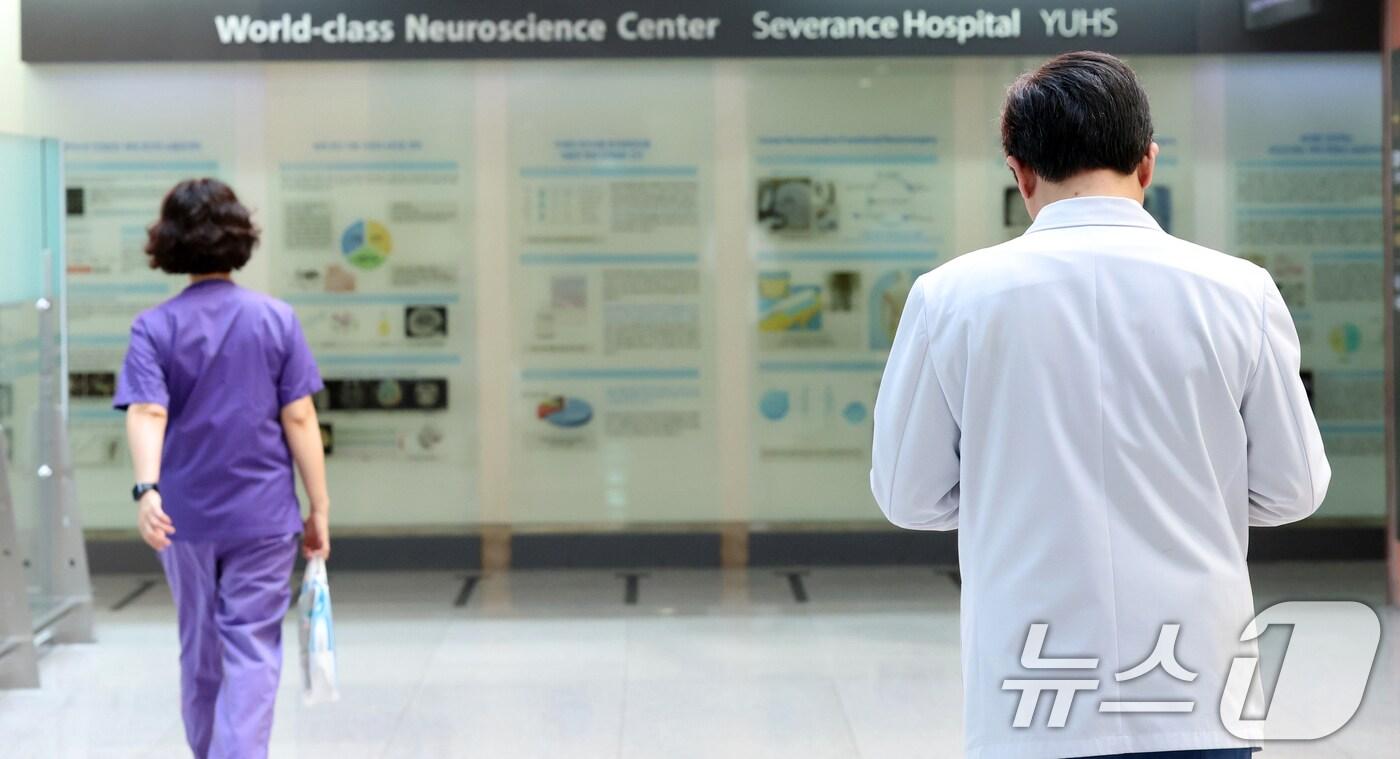 본문 이미지 - 28일 서울 신촌 연세대학교 세브란스 병원에서 의료진이 지나가고 있다. 2024.6.28/뉴스1 ⓒ News1 김명섭 기자