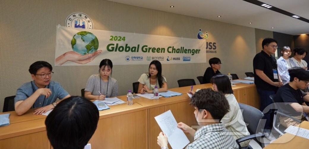 본문 이미지 - GGC 발대식에서 참여 교원과 학생들이 프로젝트 진행에 대해 논의하고 있다.(인하대 제공)2024.6.28/뉴스1