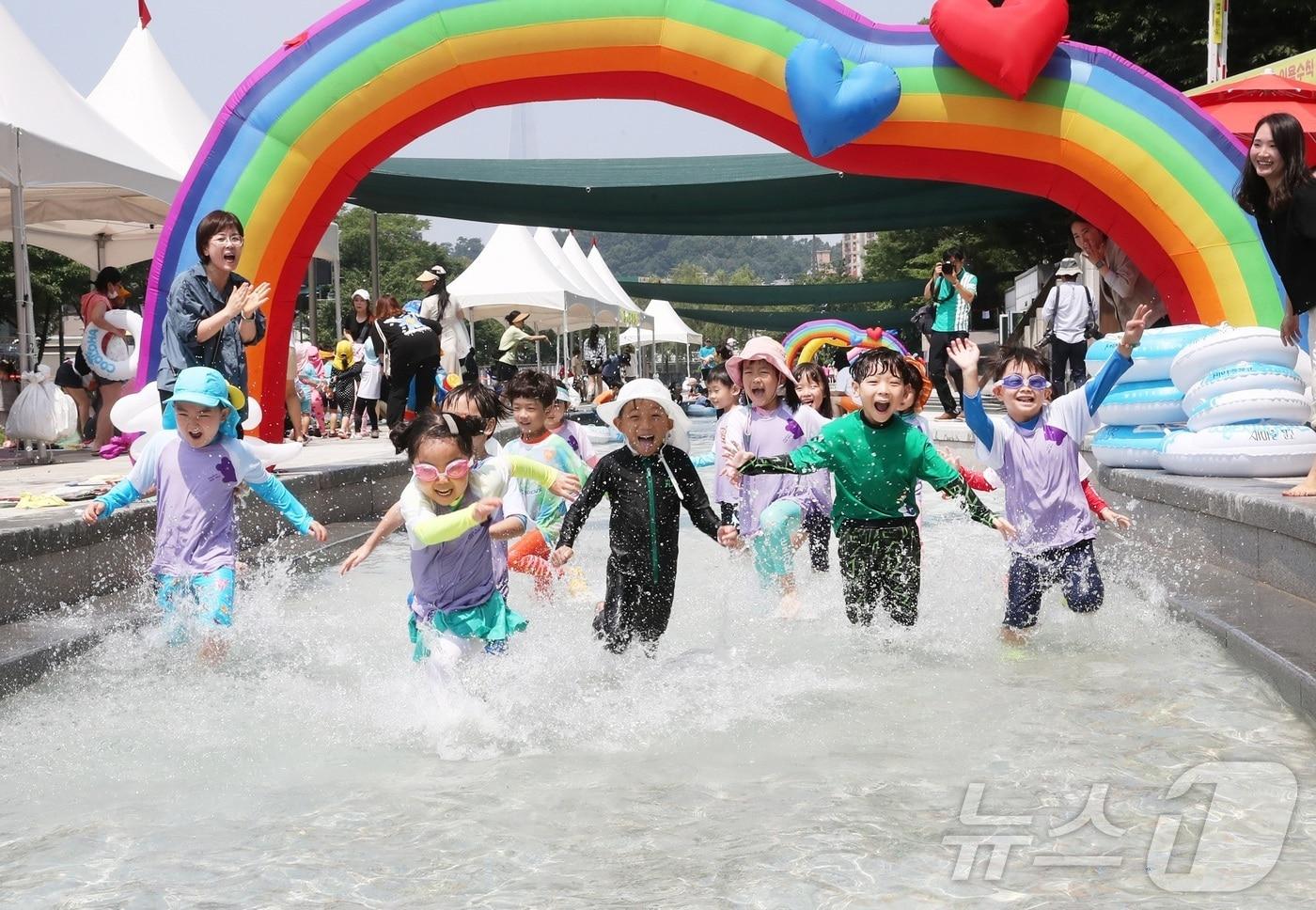  송파구, 성내천 물놀이장 개장 (송파구 제공)