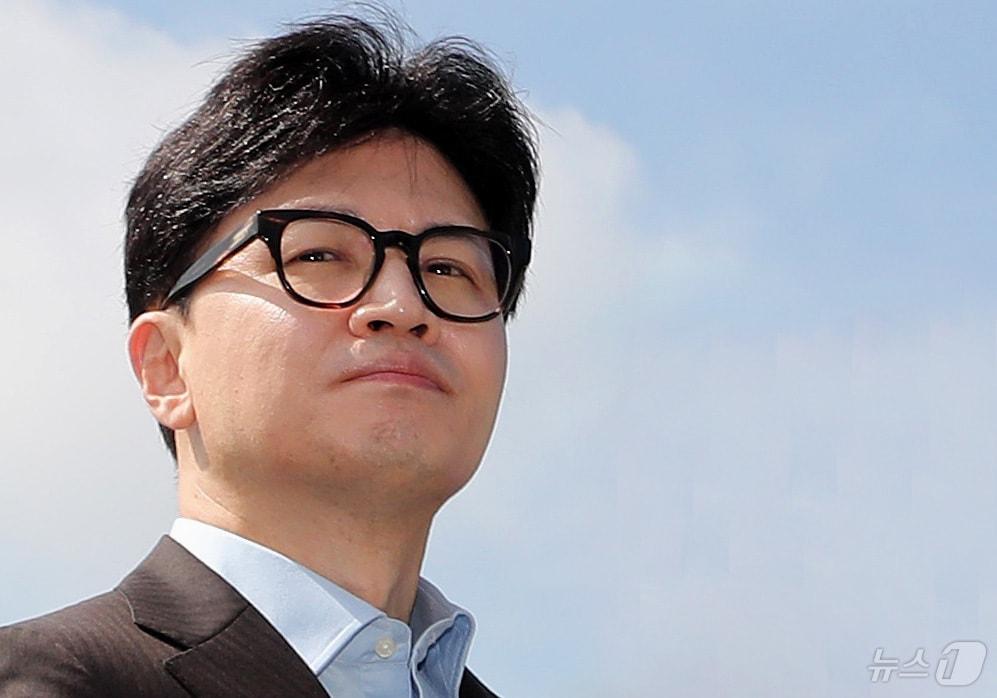 본문 이미지 - 국민의힘 당권주자인 한동훈 전 비상대책위원장이 28일 오전 부산 남구 유엔기념공원을 찾아 6.25전쟁 유엔군 전몰장병 묘역을 둘러보고 있다. 2024.6.28/뉴스1 ⓒ News1 윤일지 기자