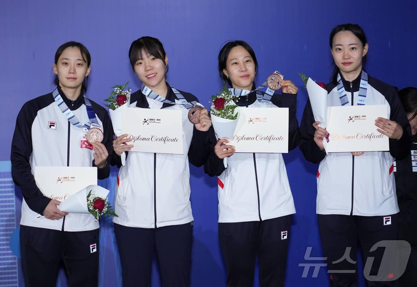 본문 이미지 - 27일(현지시간) 쿠웨이트에서 열린 아시아선수권에서 동메달을 차지한 여자 사브르 대표팀. (대한펜싱협회 제공)