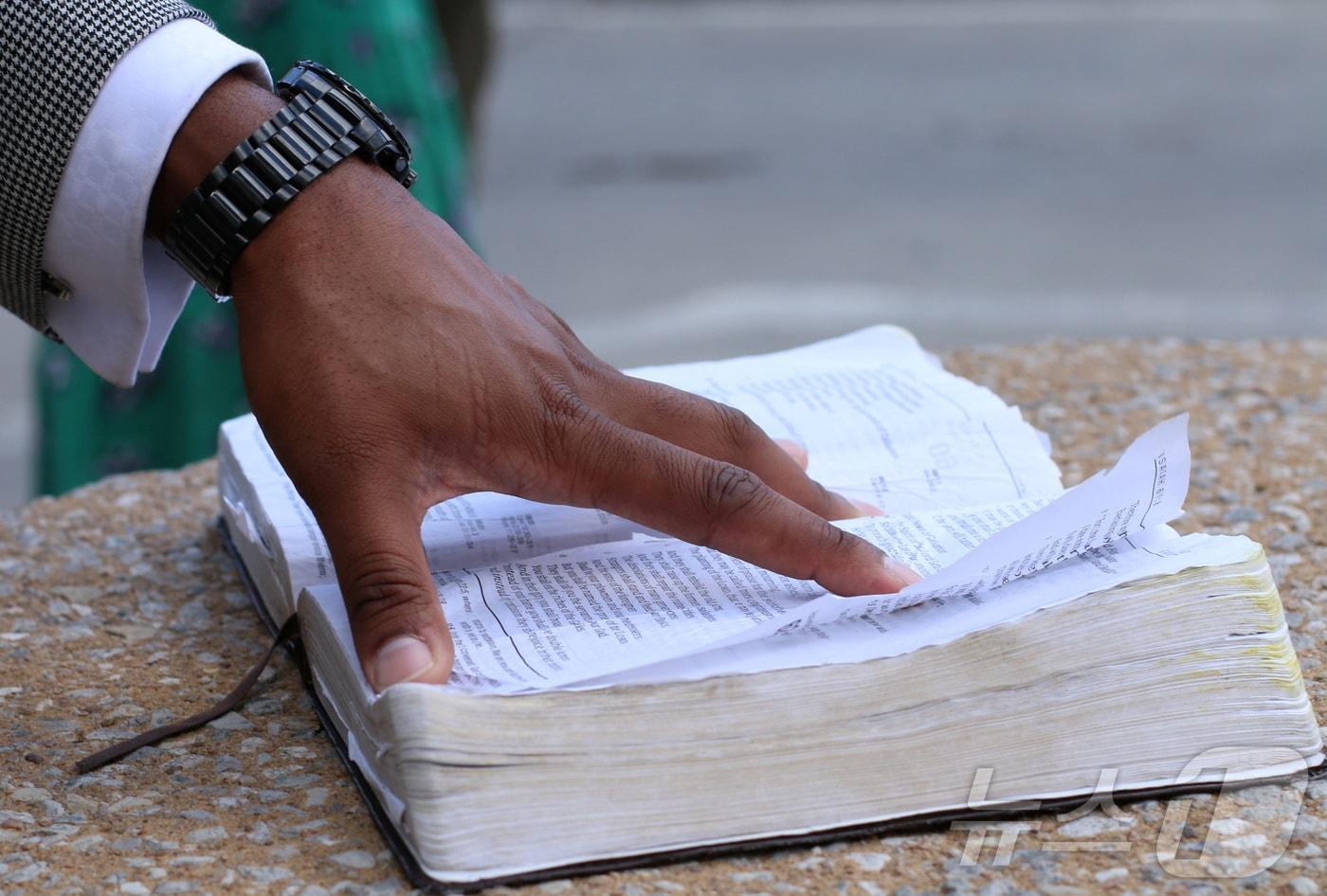 버논 채플 아프리카 감리교회(AME)의 로버트 터너 목사가 2021년 5월 미 오클라호마주(州) 털사에서 털사 학살 100주기를 앞두고 성경을 읽는 모습<자료사진>. 2021.05.27. ⓒ 로이터=뉴스1 ⓒ News1 김성식 기자