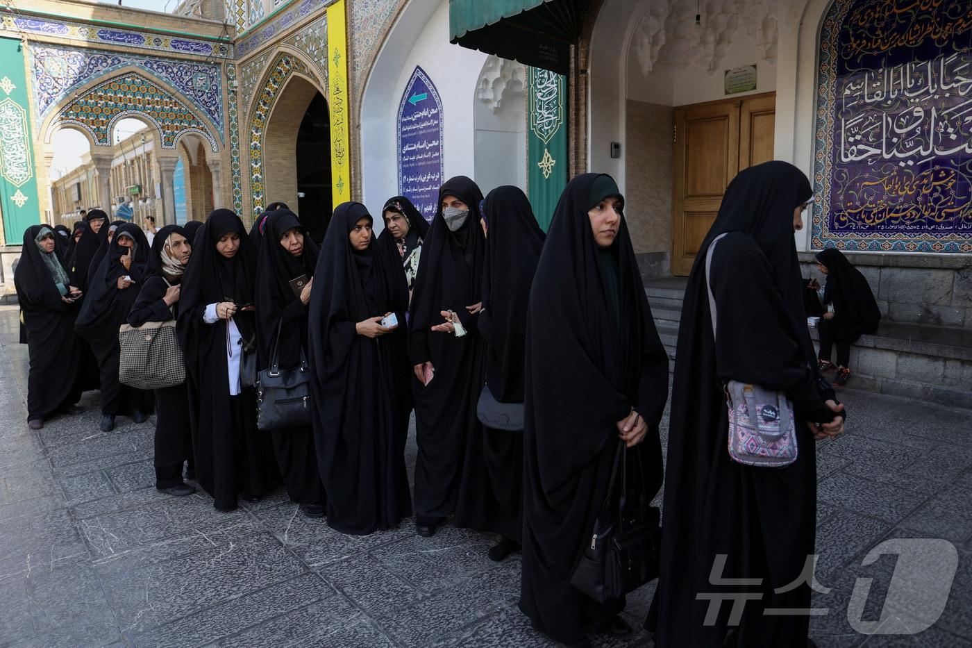 본문 이미지 - 28일(현지시간) 이란에서 제14대 대통령을 선출하는 투표가 치러지는 가운데 수도 테헤란의 한 투표소에 줄 서 있는 여성들의 모습. 24.06.28 ⓒ 로이터=뉴스1 ⓒ News1 김예슬 기자
