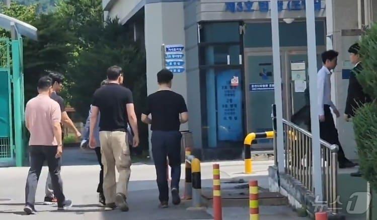 본문 이미지 - 검찰이 장기 미제사건인 ‘2004년 강원 영월 영농조합 간사 살인사건’의 유력한 용의자로 지목한 50대 남성에 대한 구속영장을 청구한 가운데 용의자가 28일 오전 춘천지법 영월지원에서 구속영장 실질심사를 받기 위해 관계자들과 이동하고 있다. 2024.6.28/뉴스1 