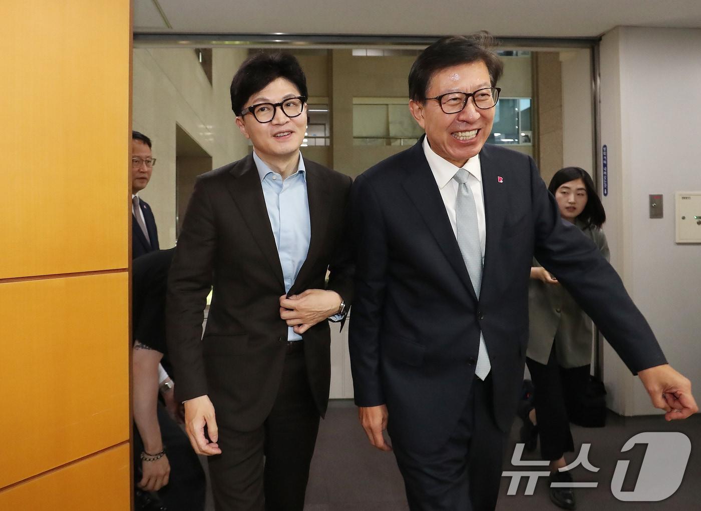 본문 이미지 - 국민의힘 당권주자인 한동훈 전 비상대책위원장이 28일 오후 부산시청을 찾아 박형준 부산시장과 면담하기 위해 의전실로 향하고 있다. 2024.6.28 ⓒ 뉴스1 윤일지 기자