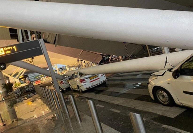 본문 이미지 - 인도 델리 국제공항 제1터미널 출국장 지붕이 28일(현지시간) 오전 폭우로 인해 붕괴된 모습(X 'SaketGokhale' 갈무리). 2024.06.28.