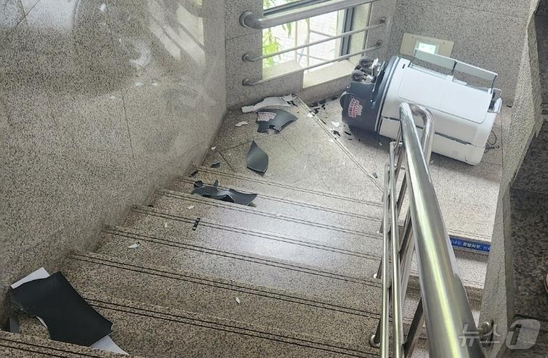 본문 이미지 - 구미시 1호 로봇주무관이 지난 24일 오후 계단으로 굴러 떨어져 파손돼 있다. (독자 제공) 2024.6.28/뉴스1