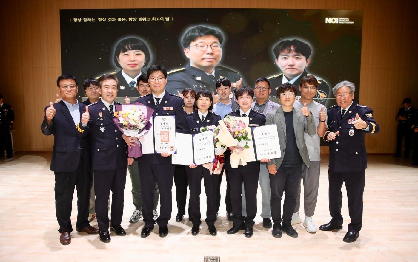 본문 이미지 - 경찰청이 28일 2024년 상반기 '경정특진·팀특진' 대상자로 선발된 3개 수사팀에 대한 특별승진 임용식을 진행했다. 윤희근 경찰청장과 배우 최불암이 특진자들을 축하해주고 있는 모습. (경찰청 제공)