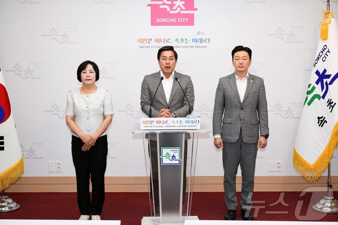 본문 이미지 - 염하나 속초시의회 부의장 탈당 규탄 성명을 발표하는 국민의힘 소속 김명길 의장(사진 가운데), 이명애 의원(사진 왼쪽), 정인교 의원.(김명길 의장 제공) 2024.6.28/뉴스1