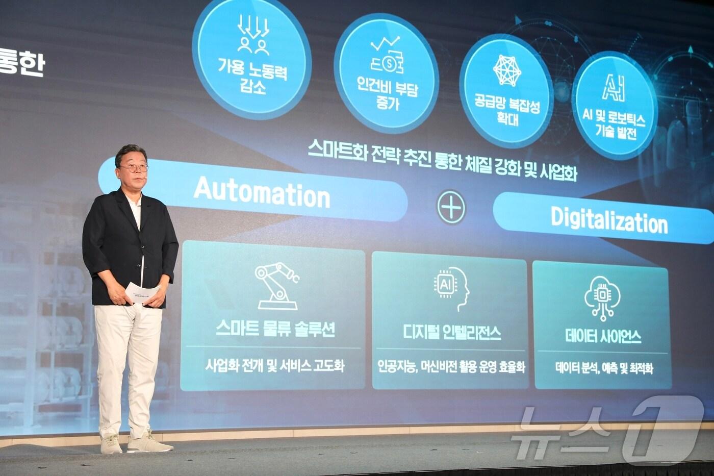 본문 이미지 - 이규복 현대글로비스 대표가 28일 서울 여의도 페어몬트 호텔에서 열린 '2024 CEO 인베스터 데이'에서 중장기 사업 전략을 발표하고 있다. 2024.6.28 (현대글로비스 제공) 