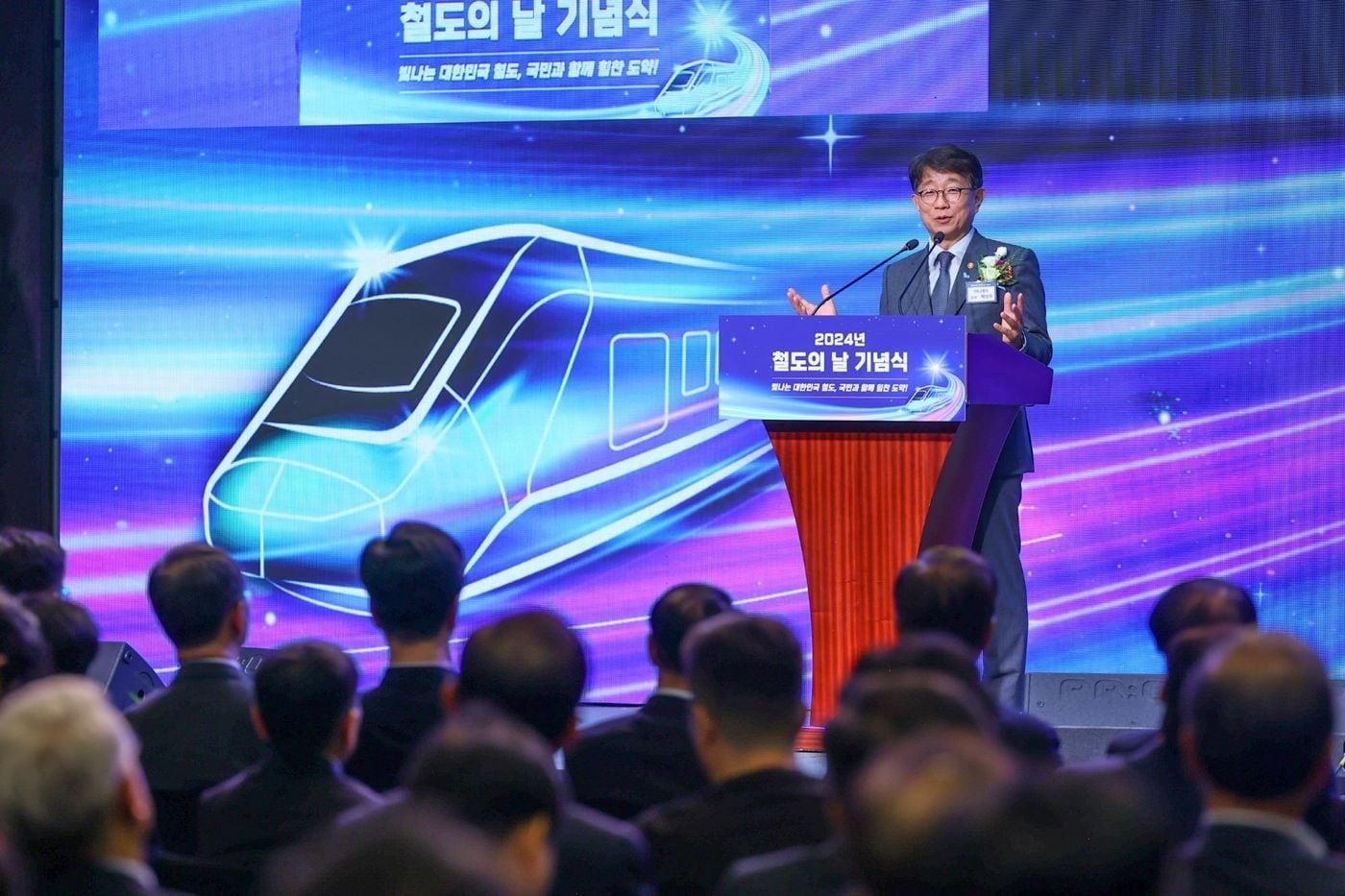 본문 이미지 - 박상우 국토교통부 장관이 28일 서울에서 열린 2024 철도의날 기념식에서 발언하고 있다.(국토교통부 제공)