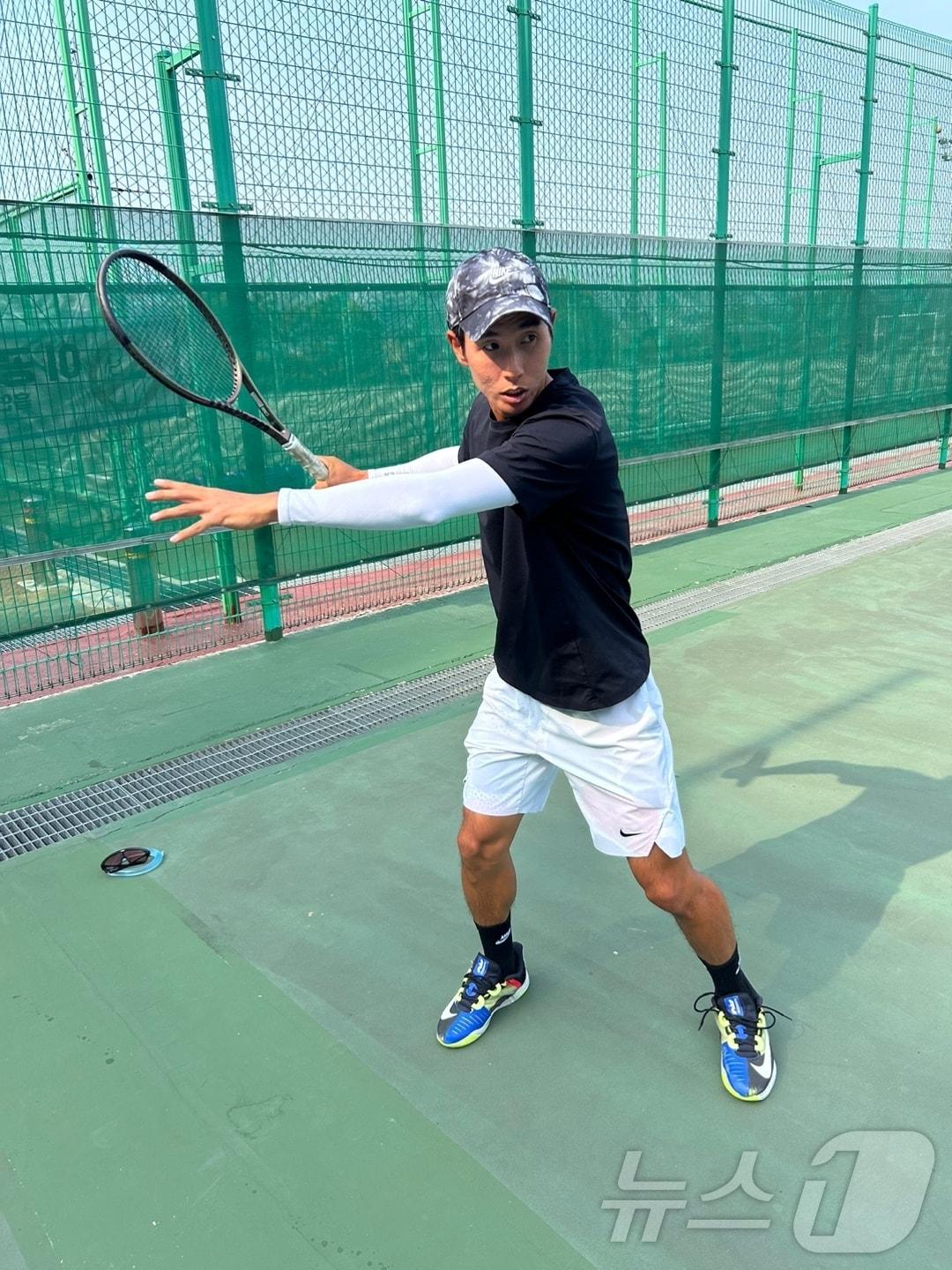 본문 이미지 -  6월12일 경기 양주 옥정배수지 체육공원에서 나정웅 감독이 테니스 동작 시범을 보이고 있다. ⓒ News1 문대현 기자