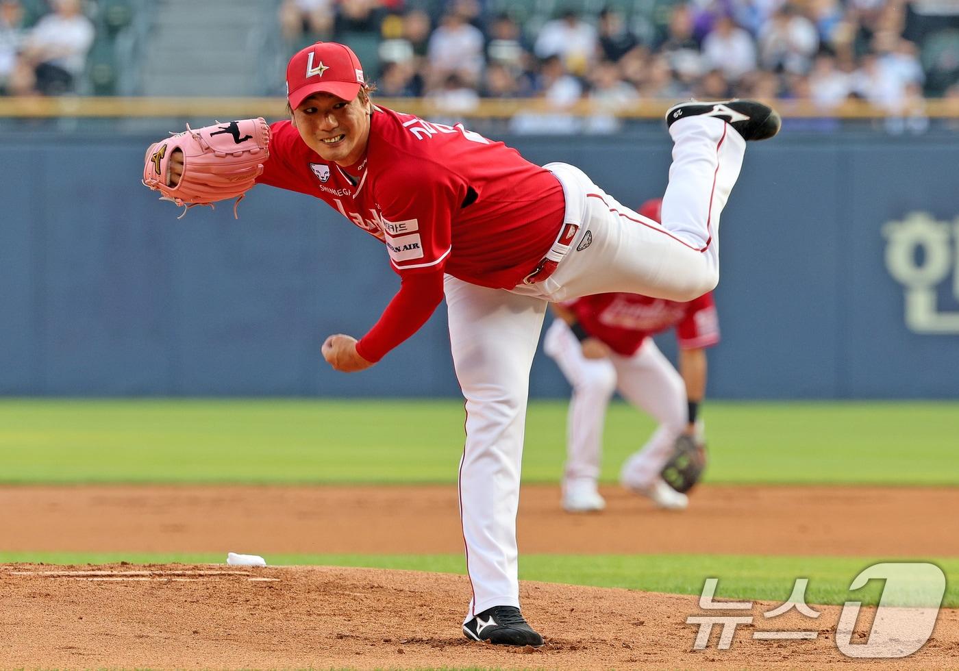 28일 오후 서울 송파구 잠실야구장에서 열린 프로야구 ' 2024 신한은행 SOL뱅크 KBO리그' SSG 랜더스와 두산 베어스의 경기, 1회말 SSG 선발 김광현이 역투하고 있다. 2024.6.28/뉴스1 ⓒ News1 장수영 기자