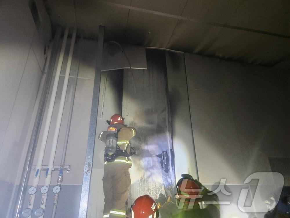 본문 이미지 - 28일 오후 4시 18분께 충남 천안시 서북구의 한 반도체 공정용 부품 제조 공장에서 불이 났다.(천안서북소방서 제공)