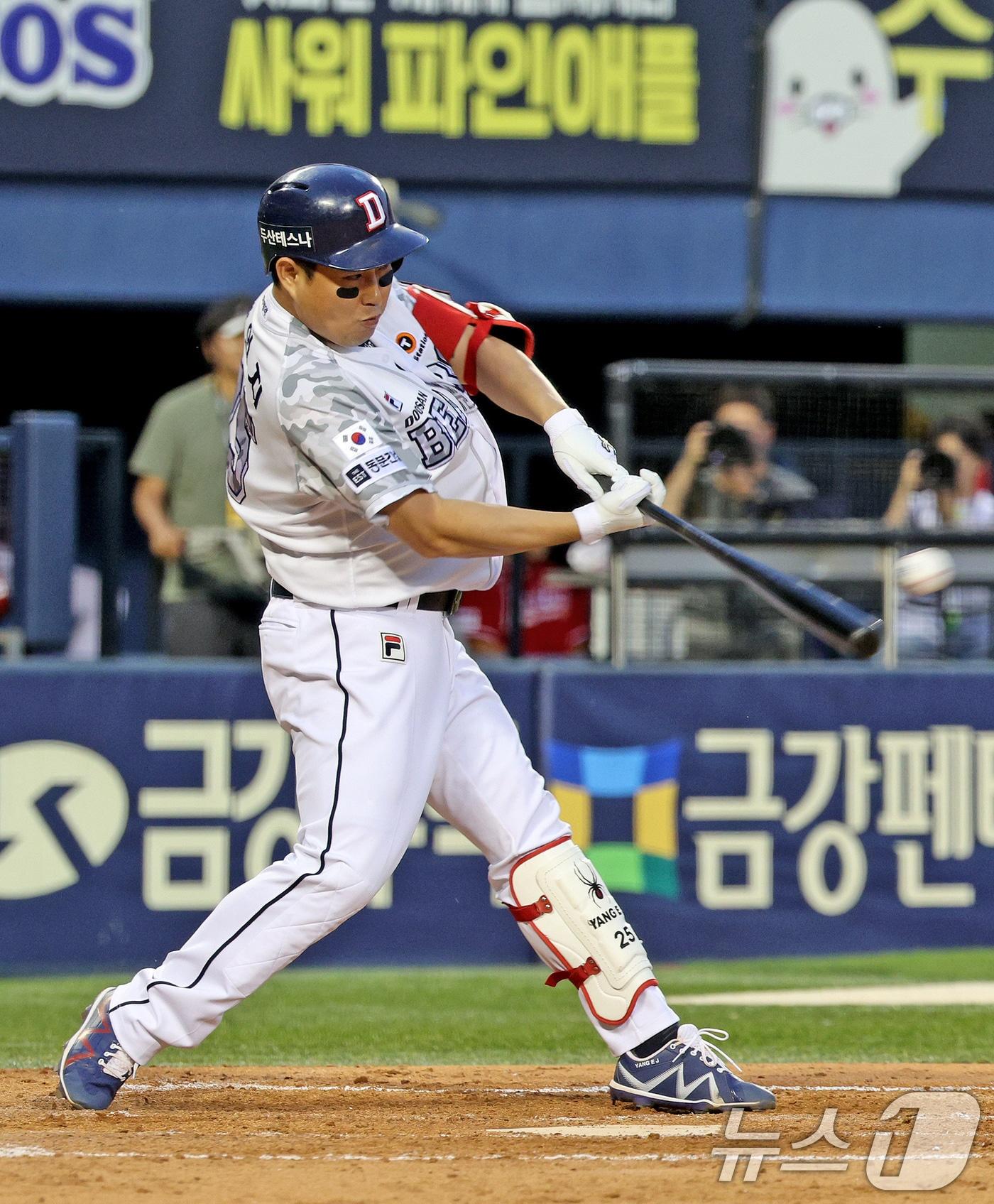 본문 이미지 - 두산 베어스 양의지가 3일 롯데 자이언츠와의 경기에서 홈런 두방을 포함해 3타수 3안타 6타점을 기록했다./뉴스1 ⓒ News1 장수영 기자