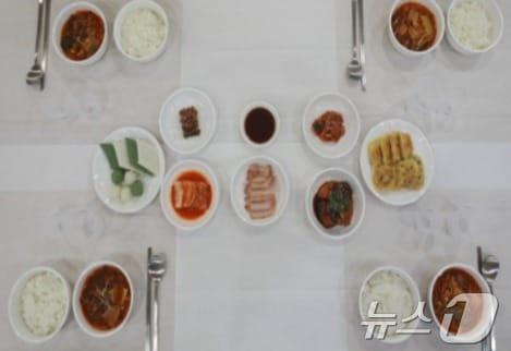 본문 이미지 -  장례식장 내 다회용기 활용 사례 (서울시 제공)