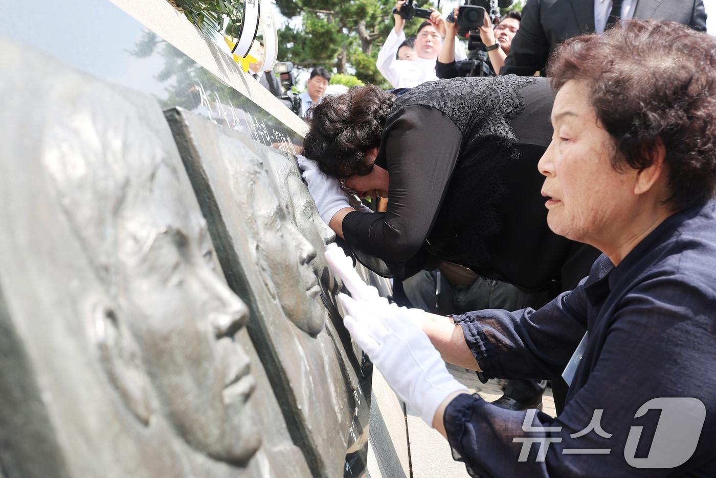 지난해 6월 29일 경기 평택시 해군 제2함대사령부에서 열린 &#39;제2연평해전 승전 22주년 기념식&#39;에서 유가족이 해전 영웅들의 얼굴 부조상을 어루만지고 있다. &#40;공동취재&#41; 2024.6.29/뉴스1 ⓒ News1 김영운 기자