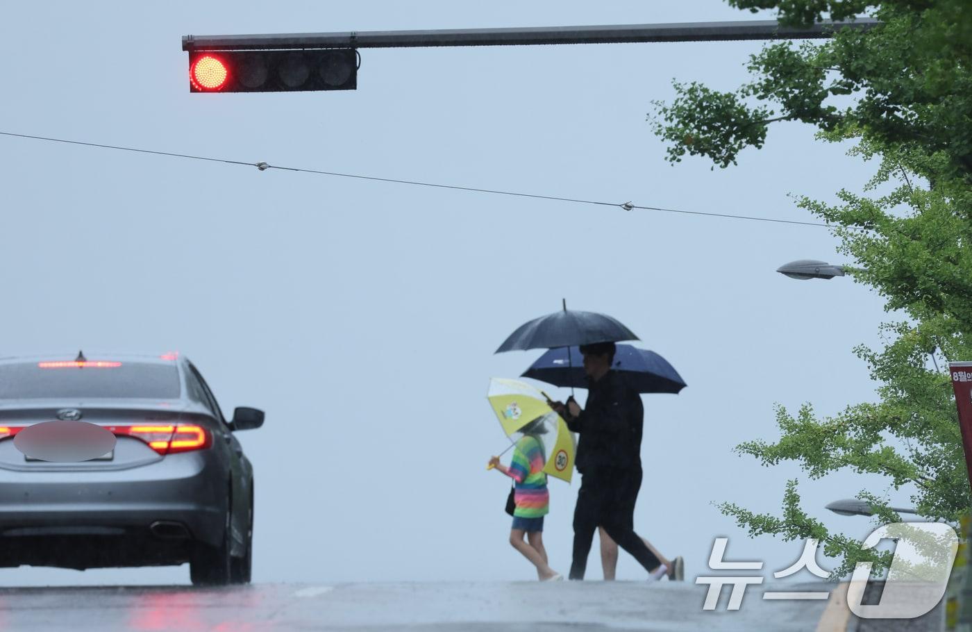 본문 이미지 - 29일 광주와 전남 일부지역에 호우주의보가 발효 중인 가운데 광주 서구 화정동 한 거리에서 시민들이 빗속에 조심스럽게 걷고 있다. 2024.6.29/뉴스1 ⓒ News1 김태성 기자