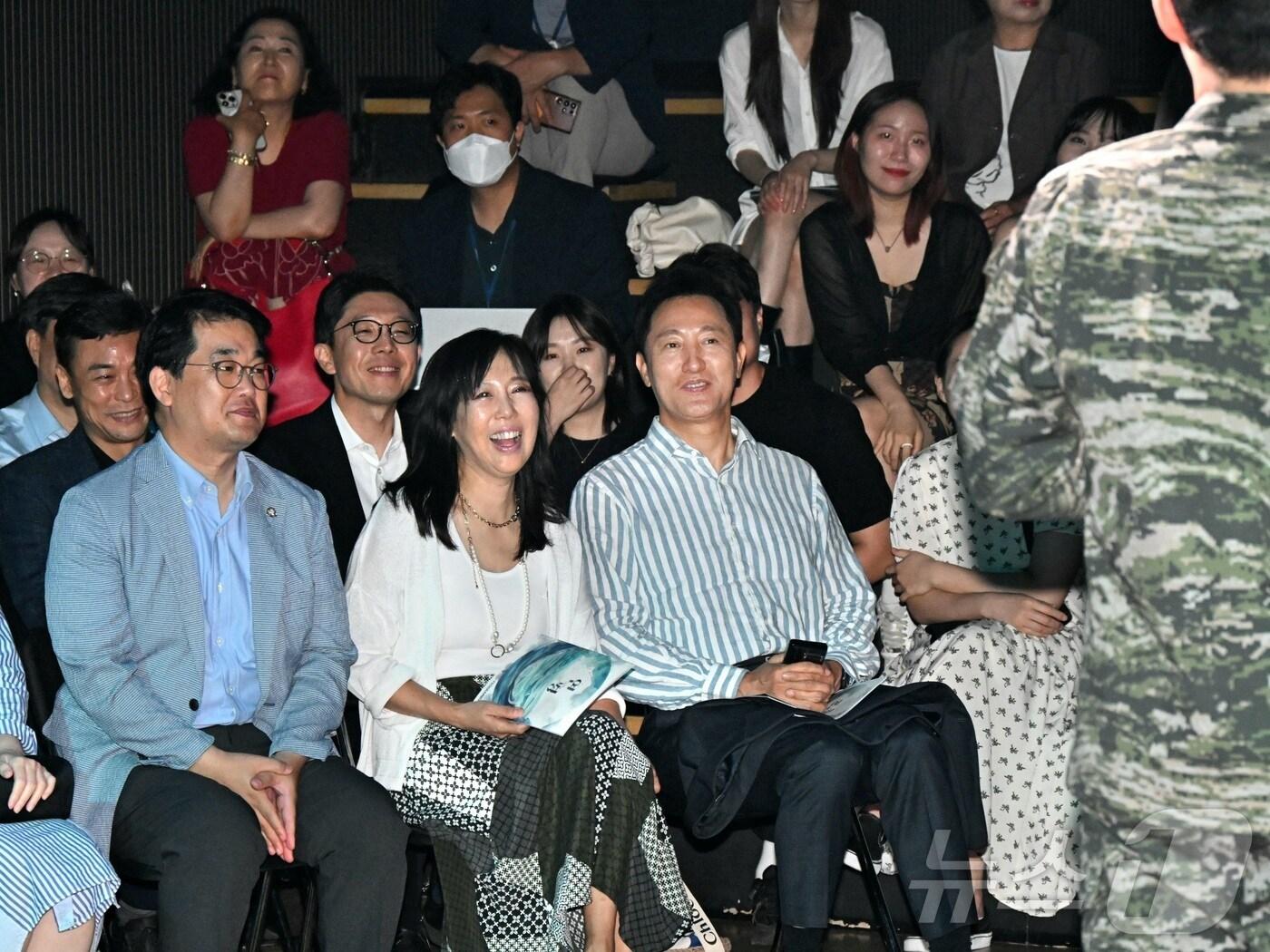 본문 이미지 -  오세훈 서울시장, 연극 '연평' 관람 모습.(서울시 제공)