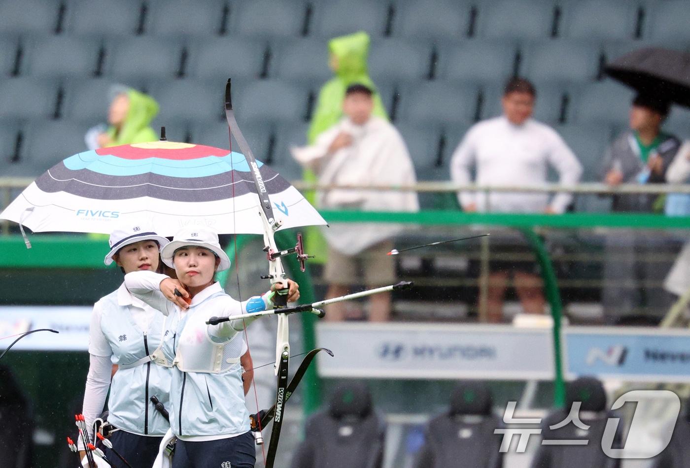 2024 파리 올림픽에 출전하는 양궁 국가대표팀 남수현 선수가 29일 오후 전북 전주시 덕진구 전주월드컵경기장에서 예정된 하나은행 K리그1 2024 20라운드 전북현대와 FC서울의 경기에 앞서 소음 적응 훈련을 겸한 스페셜 매치를 펼치고 있다. (사진은 기사 내용과 무관함) / 뉴스1 ⓒ News1 2024.6.29/뉴스1 ⓒ News1 박정호 기자