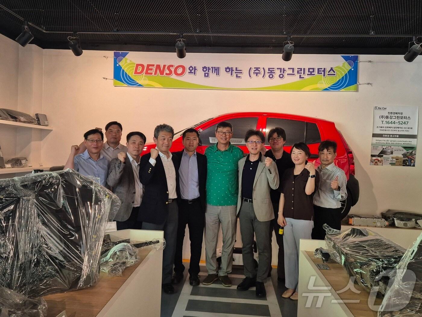 본문 이미지 - 동강그린모터스(대표 최호)를 방문한 일본의 글로벌 자동차부품기업 덴소 관계자들이 포즈를 취하고 있다.
