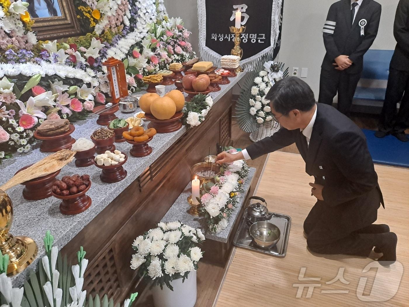 본문 이미지 - 김동연 경기도지사가 29일 오후 화성 공장화재 사고 희생자 빈소를 찾아 조문하고 있다.(경기도제공)