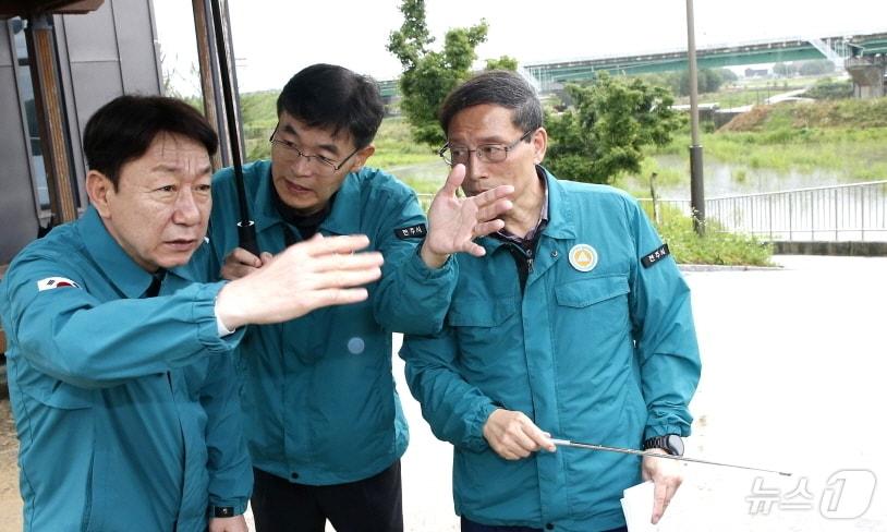 본문 이미지 - 우범기 전주시장이 호우 예비특보가 발효된 29일 오후 전미동2가 인근에 있는 진기들 배수펌프장을 찾아. 대응상황을 점검하고 있다.(전주시 제공)/뉴스1