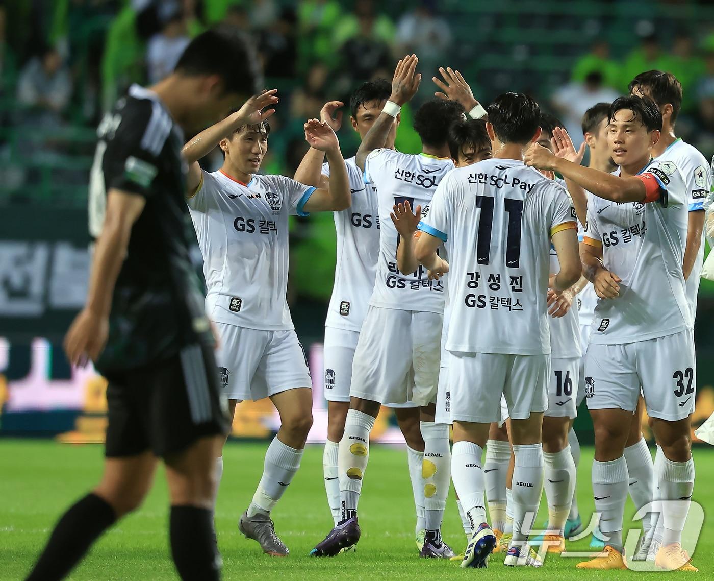 본문 이미지 - 29일 오후 전북 전주시 덕진구 전주월드컵경기장에서 열린 하나은행 K리그1 2024 20라운드 전북현대와 FC서울의 경기에서 5대1 대승을 거둔 서울 선수들이 자축하고 있다. 2024.6.29/뉴스1 ⓒ News1 박정호 기자