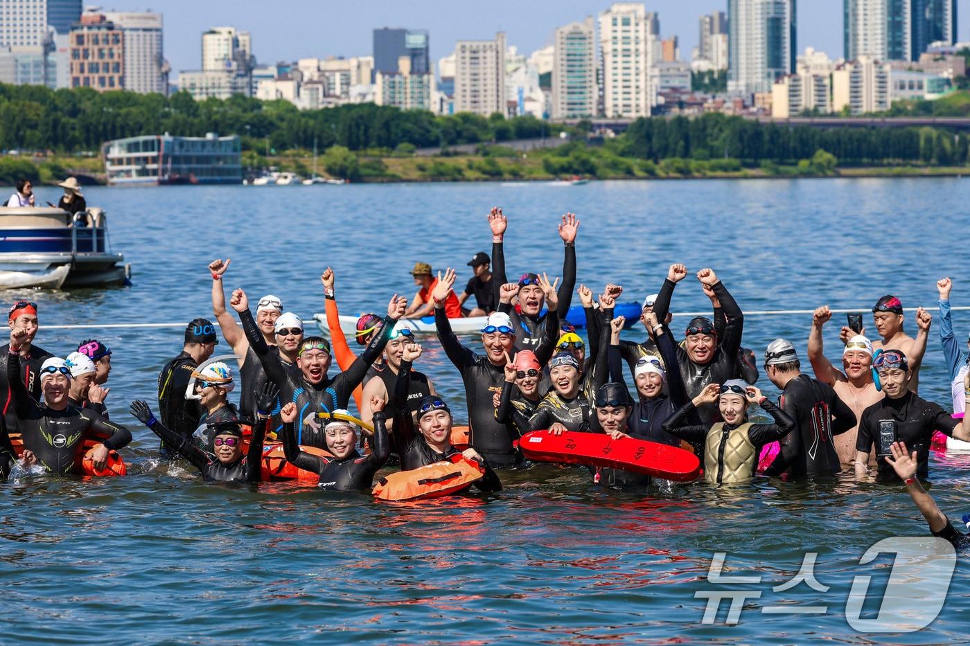 본문 이미지 - 오세훈 서울시장이 제1회 쉬엄쉬엄 한강 3종 축제' 상급자 코스 수영 1km(잠실수중보 남단~북단)에서 한강을 헤엄치다가 중간 쉼터인 모래톱 위에서 참가 시민들과 기념촬영을 하고 있다. (서울시 제공) 2024.6.3/뉴스1