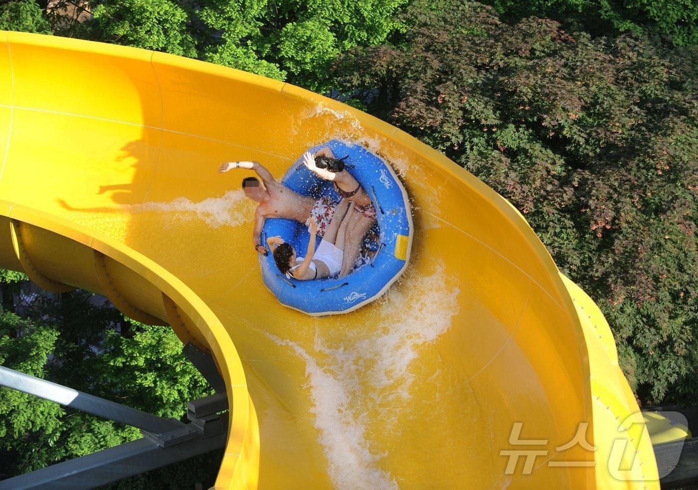 19m 높이에서 급류타기를 경험하는 타워래프트(캐리비안 베이 제공)