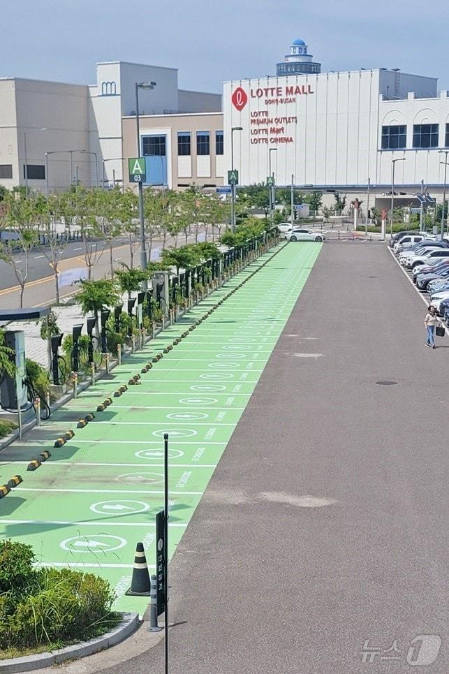 본문 이미지 - 롯데몰 동부산점 전기차 충전소 전경(롯데쇼핑 제공)