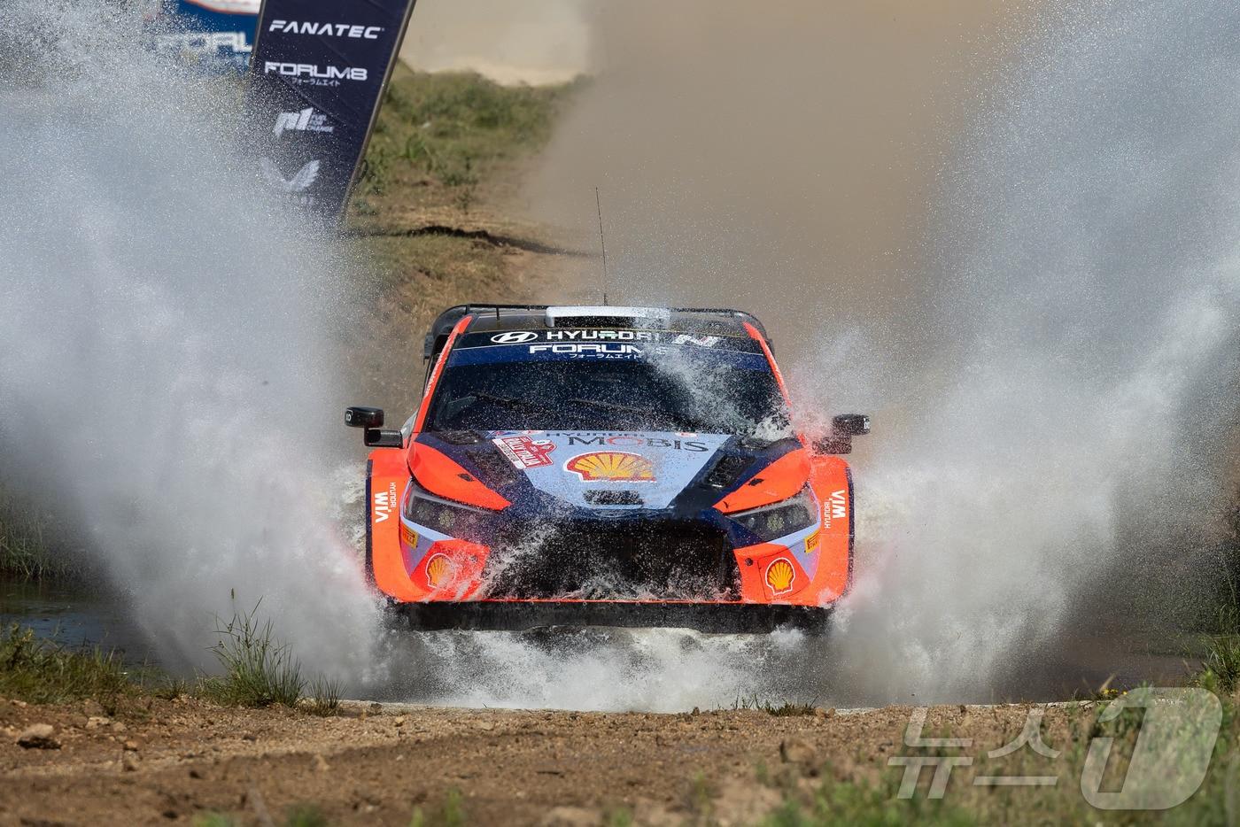 2024 WRC 이탈리아 랠리에서 질주하는 현대 월드랠리팀 ‘i20 N Rally1 하이브리드’ 경주차.(현대차 제공) 