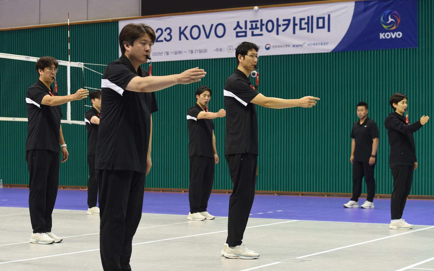 본문 이미지 - 한국배구연맹이 심판아카데미를 개최한다. 사진은 지난해 심판아카데미의 모습. (한국배구연맹 제공)