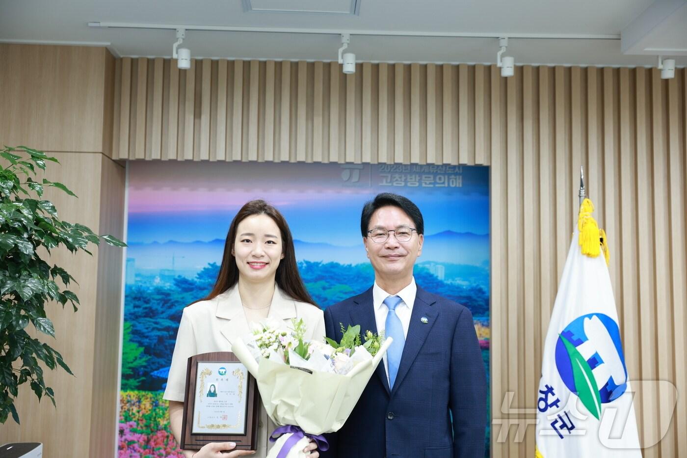 본문 이미지 - 고창군이 3일 제5대 일일 명예 청년군수로 고창청년정책협의체 이누리(왼쪽) 위원장을 위촉했다.(고창군 제공)2024.56.3/뉴스1