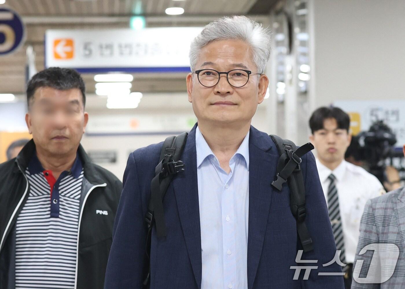 본문 이미지 - 돈봉투 의혹을 받고 있는 송영길 소나무당 대표가 3일 오전 서울 서초구 서울중앙지방법원에서 열린 1심 속행 공판에 출석하고 있다. (공동취재) 2024.6.3/뉴스1 ⓒ News1 박지혜 기자