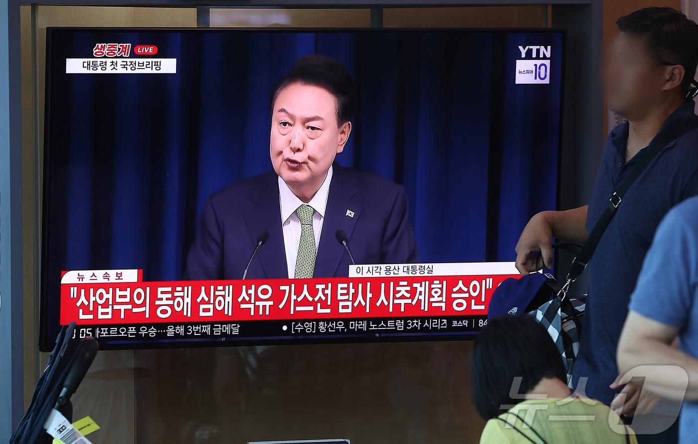 본문 이미지 - 2024년 6월 3일 오전 서울역 대합실 텔레비전으로 윤석열 대통령의 경제 현안과 관련해 첫 국정 브리핑 생중계 화면을 보고 있는 시민들.  2024.6.3/뉴스1 ⓒ News1 김진환 기자