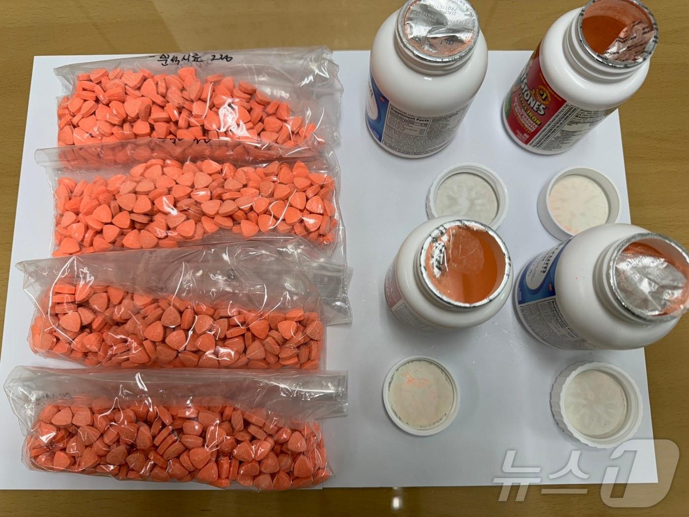 본문 이미지 - 인천지검 강력범죄수사부가 인천공항본부세관과 공조수사로 미국 라스베가스에서 필로폰, 케타민, 엑스터시, LSD, 대마오일 등 5종의 마약류를 여행용 캐리어와 백팩에 은닉한 채 국내로 들여온 마약 밀수사범 1명을 검거해 구속 기소했다고 지난 6월3일 밝혔다. 밀수한 마약류는 필로폰 1,035.32g, 케타민 1,079.46g, 엑스터시 1,000정, LSD 800장, 대마오일 1,124.84g으로, 약 7만명 동시 투약분이고, 소매가 합계 약 8억원 상당에 이르는 양이다. 공개된 압수품 엑스터시 1,000정 및 은닉 용기.(인천지검 제공) 2024.6.3/뉴스1