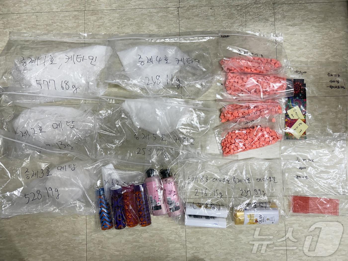 본문 이미지 - 인천지검 강력범죄수사부가 인천공항본부세관과 공조수사로 미국 라스베가스에서 필로폰, 케타민, 엑스터시, LSD, 대마오일 등 5종의 마약류를 여행용 캐리어와 백팩에 은닉한 채 국내로 들여온 마약 밀수사범 1명을 검거해 구속 기소했다고 3일 밝혔다. 2024.6.3/뉴스1 ⓒ News1 박소영 기자