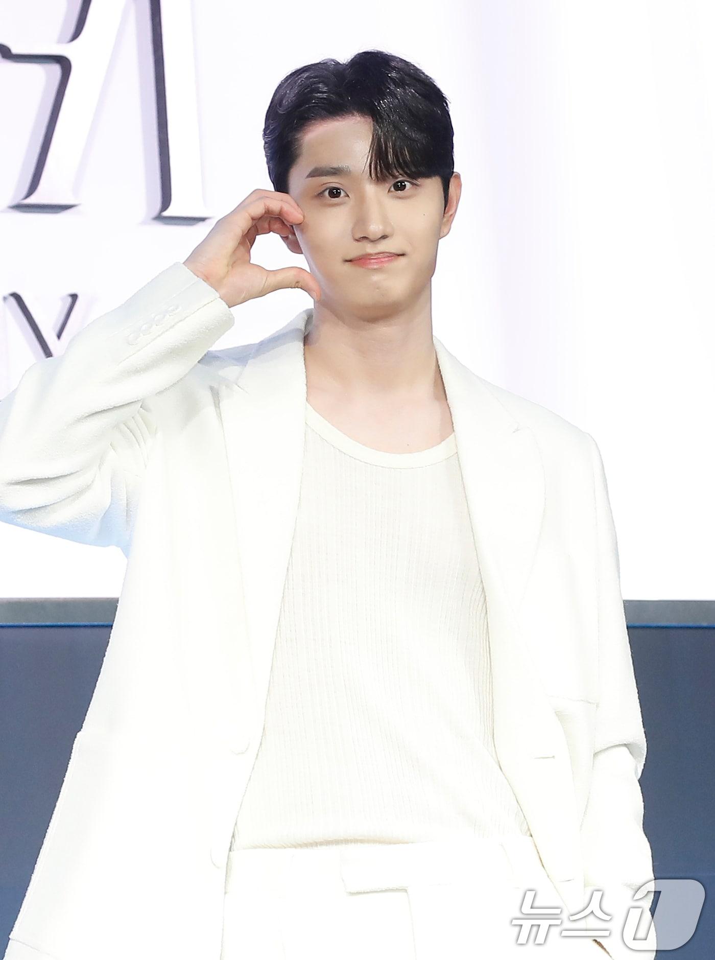 본문 이미지 - 배우 김재원이 3일 서울 중구 앰배서더 서울 풀만 호텔에서 열린 넷플릭스 시리즈 '하이라키' 제작발표회에서 포즈를 취하고 있다. '하이라키'는 상위 0.01%의 소수가 질서이자 법으로 군림하는 주신고등학교에 비밀을 품고 입성한 전학생이 그들의 견고한 세계에 균열을 일으키며 벌어지는 하이틴 스캔들을 그린다. 2024.6.3/뉴스1 ⓒ News1 권현진 기자